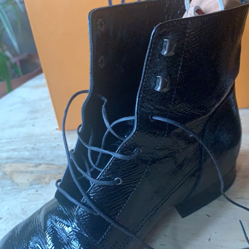 LOUIS VUITTON Patent Leather Laced Boots Dress shoes - size 8 1/2 - Picture 8 of 12